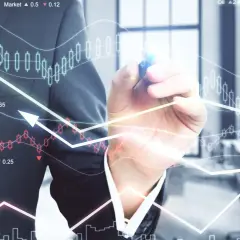 Biznesmen analizujący wykresy rynkowe, jak dobry demand planner.