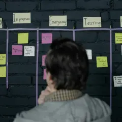 Tablica Kanban z karteczkami w różnych kolumnach: ICE BOX, In progress, Emergency, Testing, Complete.
