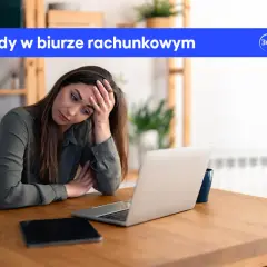 Zmęczona kobieta z ręką na czole przy biurku, z laptopem i telefonem. W tle niebieski baner z napisem "Błędy w biurze rachunkowym".