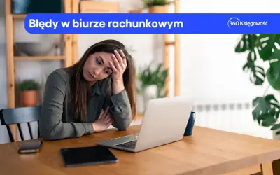Zmęczona kobieta z ręką na czole przy biurku, z laptopem i telefonem. W tle niebieski baner z napisem "Błędy w biurze rachunkowym".