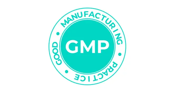 Okrągły znak z napisem "GMP" i tekstem "GOOD MANUFACTURING PRACTICE" symbolizuje wysoką norma produkcyjna.