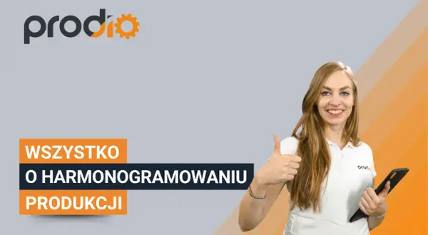 Uśmiechnięta kobieta pokazuje kciuk w górę obok napisu "Wszystko o harmonogramowaniu produkcji". Logo "prodio" na koszulce.