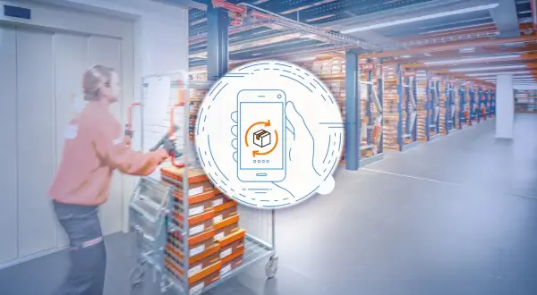 Pracownik magazynu obsługuje logistykę odzysku, korzystając z aplikacji mobilnej do zarządzania zwrotami.