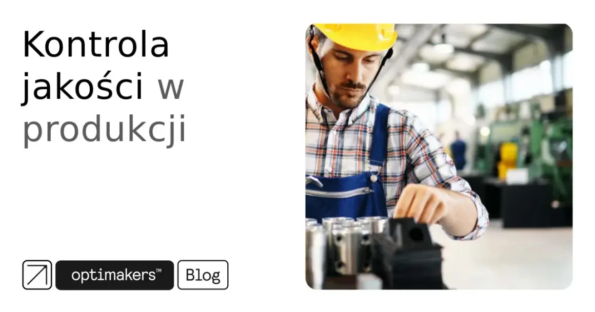 Pracownik w żółtym kasku i niebieskim kombinezonie sprawdza elementy na linii produkcyjnej. Dział kontroli jakości w akcji.