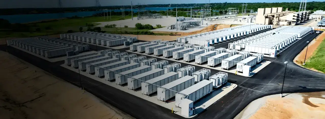Ogromne baterie zapewniają magazynowanie energii elektrycznej na dużą skalę.