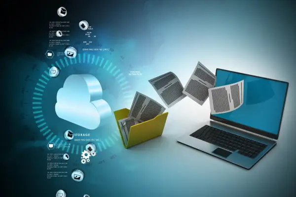 Dokumenty przenoszone z folderu do laptopa, symbolizujące efektywność systemu edi.