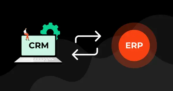 Integracja systemów CRM i ERP: mała postać siedzi na laptopie z napisem CRM, obok zielone koło zębate. Strzałki wskazują na pomarańczowy okrąg z napisem ERP.