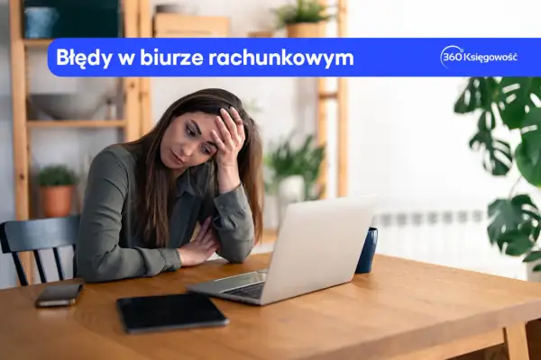 Zmęczona kobieta z ręką na czole przy biurku, z laptopem i telefonem. W tle niebieski baner z napisem "Błędy w biurze rachunkowym".