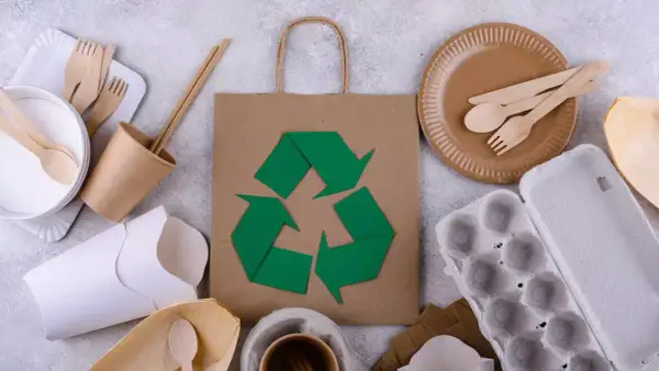 Ekologiczne naczynia i torba z symbolem recyklingu. Dbanie o gospodarkę odpadami zaczyna się od wyboru.