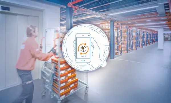 Pracownik magazynu obsługuje logistykę odzysku, korzystając z aplikacji mobilnej do zarządzania zwrotami.